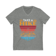 Abenteuerbereites V-Ausschnitt-T-Shirt – Perfekt für Wanderer, Outdoor-Liebhaber, Camping, Geschenk für Naturliebhaber, Unisex-T-Shirt, „Take a Hike“-Design