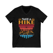 Abenteuerbereites V-Ausschnitt-T-Shirt – Perfekt für Wanderer, Outdoor-Liebhaber, Camping, Geschenk für Naturliebhaber, Unisex-T-Shirt, „Take a Hike“-Design