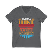 Abenteuerbereites V-Ausschnitt-T-Shirt – Perfekt für Wanderer, Outdoor-Liebhaber, Camping, Geschenk für Naturliebhaber, Unisex-T-Shirt, „Take a Hike“-Design